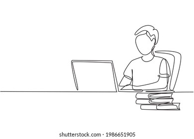 Joven dibujante de una sola línea estudiando con laptop y montón de libros. De vuelta a la escuela, estudiante inteligente, concepto de educación en línea. Ilustración de líneas continuas moderna de diseño gráfico vectorial