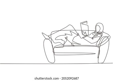 Una sola línea dibujando a una joven árabe tendida en un sofá, leyendo un libro en casa. Lecturas de libros de texto para mujeres. Autoeducación, estudio a distancia, concepto relajante. Ilustración vectorial de dibujo de línea continua