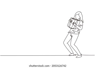 Una sola línea dibujando a una joven hermosa chica abrazando una caja de regalo. Mujer alegre llevando una pesada caja de regalo. Bonos u oferta especial. Presente de celebración. Ilustración vectorial de dibujo de línea continua