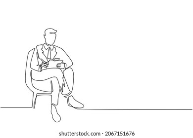 Una sola línea dibujando a un joven empresario con el portapapeles. Ejecutivo masculino sentado en sillón. Hombre tomando notas. Consulta de psicología. Ilustración de líneas continuas moderna de diseño gráfico vectorial