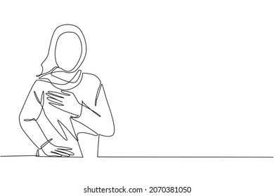 Una sola línea dibujando a una joven árabe con las manos en el pecho. Sonriente y simpática mujer expresando gratitud. Emoción, concepto de lenguaje corporal. Ilustración gráfica de diseño de trazos de línea continua