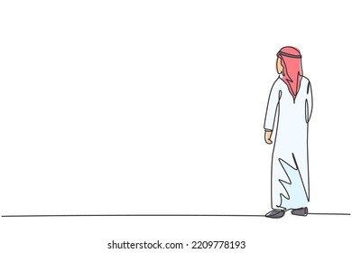 Single one line drawing of young Arabic businessman standing and looking for strategy. Success business growth strategy minimal concept. Modern continuous line draw design graphic vector illustration