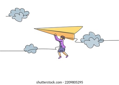 Una sola línea dibujando a una joven mujer de negocios colgando del avión de papel volador en el cielo. Desafío de objetivos empresariales. Concepto mínimo de metáfora. Ilustración de líneas continuas moderna de diseño gráfico vectorial