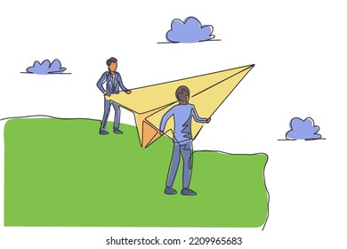 Una sola línea dibujando a jóvenes empresarios parados en lo alto de la montaña y sosteniendo un avión de papel para volar. Concepto de metáfora empresarial. Dibujo continuo moderno. Ilustración vectorial gráfica de diseño mínimo