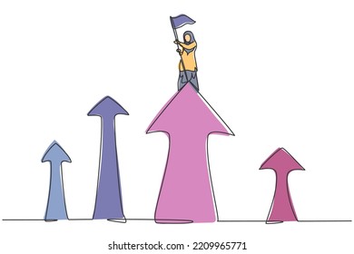 Una sola línea dibujando a una joven empresaria árabe plantando una bandera en la parte superior del símbolo de flecha. El concepto de crecimiento financiero de las empresas es mínimo. Ilustración de líneas continuas moderna de diseño gráfico vectorial