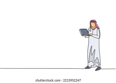 Una sola línea dibujando a un joven empresario árabe hablando frente a un inversor para entregar un plan de negocios mientras sostiene una laptop. Concepto mínimo. Ilustración gráfica de diseño de trazos de línea continua