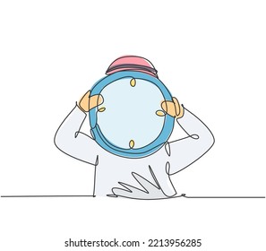 Einzeilige Zeichnung eines jungen arabischen Geschäftsmannes, der eine riesige analoge Uhr vor seinem Kopf hält. Metaphern Business Deadline Konzept. Moderne, kontinuierliche Linie zeichnen Design Grafik Vektorgrafik.