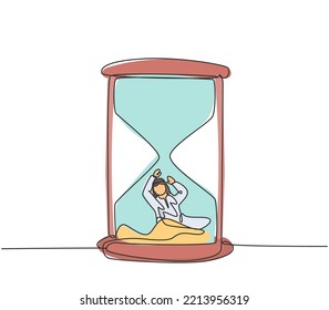 Dibujo de una sola línea de un joven hombre de negocios árabe enterrado dentro de un cristal de arena pidiendo ayuda. Metáfora minimalista o concepto de plazo de negocios. Ilustración gráfica de vector de diseño de línea continua.