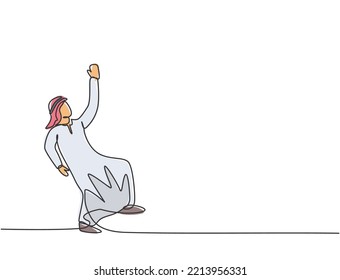 Dibujo de una sola línea de un joven hombre de negocios árabe balanceándose en el cielo para alcanzar sus objetivos. Desafío comercial concepto de metáfora mínima. Ilustración gráfica de vector de diseño de línea continua.