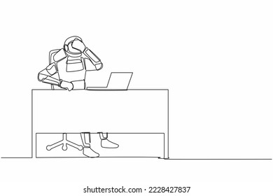 Dibujo de una sola línea de un joven astronauta trabajando con una laptop en el escritorio y sosteniendo la cara. Me siento mal, dolor de cabeza, exhausto. Espacio de galaxia cósmica. Ilustración vectorial de diseño gráfico de línea continua