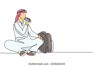 Una sola línea dibujando al joven árabe sentado mientras disfruta de un refresco para refrescarse y relajarse el cuerpo. Un concepto adolescente atractivo. Ilustración de líneas continuas moderna de diseño gráfico vectorial