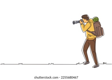 Una sola línea dibujando a un joven fotógrafo parado tomando una foto usando una cámara, turista con una mochila. Fotógrafo con lente de teléfono. Ilustración gráfica de diseño de trazos de línea continua