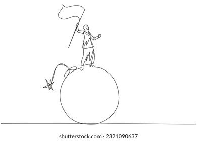 Dibujo de una sola línea de una joven empresaria árabe sobre una gran bomba con un fusible ardiente que alza la bandera. Riesgo para los negocios cerca de la fecha límite. Gestión de crisis de tiempo. Gráfico de diseño de línea continua