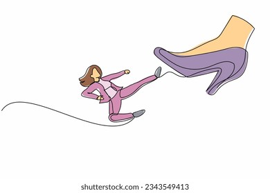 Una sola línea dibujando a una joven empresaria pateando el estómago gigante de los pies. Trabajador de oficina haciendo patadas voladoras a tacones altos. Concepto de metáfora mínima. Ilustración gráfica de diseño de trazos de línea continua