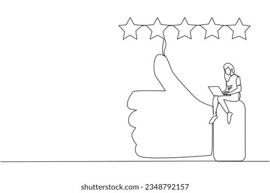 Una sola línea dibujando a una joven sonriente sentada en los pulgares arriba escribiendo en el ordenador portátil. Feliz mujer satisfecha dando 5 estrellas de oro. Revisión de tienda en línea. Ilustración gráfica de diseño de línea continua