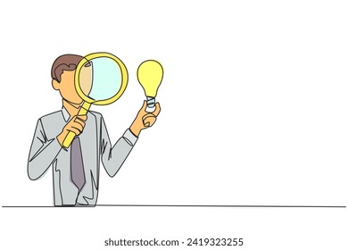 Un hombre de negocios joven de una sola línea que dibuja la bombilla que sostiene con un lupa. Analizar las ideas existentes y seleccionarlas para las nuevas necesidades del negocio. Ilustración gráfica de diseño de línea continua