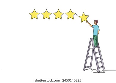 Una sola línea que dibuja al joven hombre feliz enérgico sube una escalera que lleva 1 estrella, haciéndolo 5 estrellas seguidas. Dar muy buena recomendación al vendedor. Ilustración gráfica de diseño de línea continua