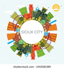 Línea aérea de Iowa en Sioux City con edificios de color, cielo azul y espacio para copias. Ilustración vectorial. Concepto de viajes de negocios y turismo con arquitectura histórica. Sioux City Cityscape con monumentos.