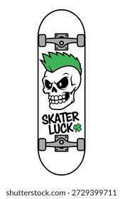 deck de skate com um crânio com um mohawk verde, texto de 'sorte skater' e um trevo de quatro folhas