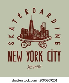 Patinaje en Nueva York. Gran paisaje urbano de Apple Manhattan en skateboard. Tipografía vintage ilustración vectorial de camiseta deportiva de verano.