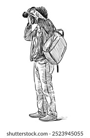 Boceto de turista ciudadano casual con mochila de pie y fotografiando en cámara, vista lateral realista dibujo a mano, Ilustración vectorial