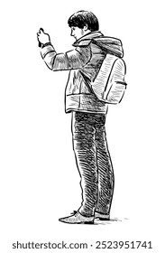 Boceto de hombre joven casual con mochila de pie y fotografía en el teléfono inteligente, vista lateral realista dibujo a mano, Ilustración vectorial