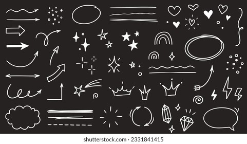 Esbozar el elemento de flecha de línea, estrella, forma de corazón en el fondo de la pizarra. Círculo de estilo de dibujo de garrapatas dibujado a mano, elemento grunge de burbuja de voz en la nube. Flecha, estrella, decoración cardíaca. Ilustración del vector