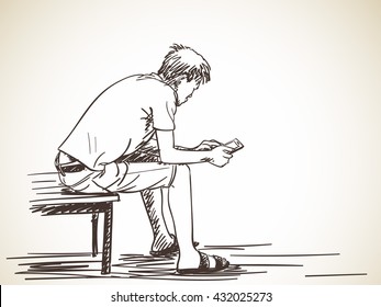 Esbozo del hombre que usa el teléfono inteligente sentado en el banco, ilustración de vector dibujada a mano