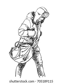 Esbozo del hombre que camina con una gran bolsa en ropa de invierno y sombrero con correas de oreja, ilustraciones de vector dibujadas a mano con sombras de rayas