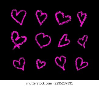Corazones esquemáticos puestos. Dibujado a mano con elementos de diseño de tiza pastel. Símbolos de amor para la decoración de mano libre texturados para niños