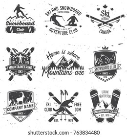 Emblema del club de esquí y snowboard. Ilustración vectorial. Concepto de pantalones, impresión, sello, placa o tee. Diseño de tipografía vintage con snowboarder y silueta esquiadora. Deporte Winter Extreme.