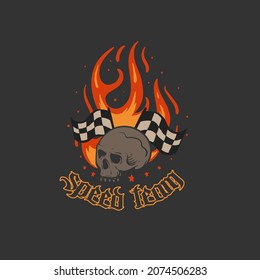 Schädelkopf mit Feuer Flammen Design Vektorgrafik. Illustration des Schädels mit handgezeichnetes Konzept der Rennflagge.