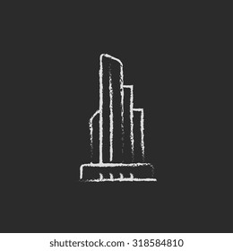 Edificio de oficina de rascacielos dibujado con tiza sobre un icono blanco vector de pizarra aislado en un fondo negro.