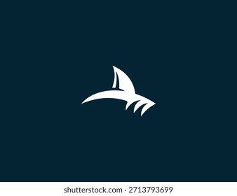 Um design moderno e elegante logotipo abstrato de tubarão, renderizado em branco contra um fundo azul escuro. Esta poderosa ilustração gráfica transmite velocidade e agilidade, ideais para marcas aquáticas.