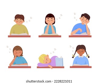 Niños durmientes con diferentes nacionalidades en la mesa de estudio. Niños y niñas adorables duermen con libros en clase. Conjunto vectorial de alumnos perezosos o cansados. Estilo de dibujos animados de vector plano