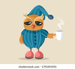 Lechuza Sleepy Con Pajamas Sostengo Una Caricatura De Vector De Coffee Mug. El pájaro nocturno gracioso sintiéndose cansado y somnoliento
