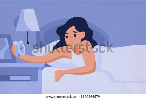 眠そうな女性はベッドに横たわり 夜の目覚まし時計を見ている 眠りに落ちようとする女性の悩み 不眠症 不眠症 睡眠障害 の問題 フラットなカートーンスタイルのベクターイラスト のベクター画像素材 ロイヤリティフリー