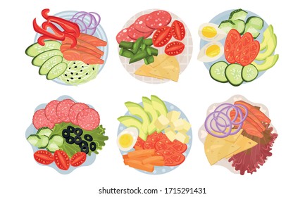 Geschnittene und geschnittene Gemüse, Fleisch und Käse, auf dem Vektorillustration-Set "Plate Oove View" serviert