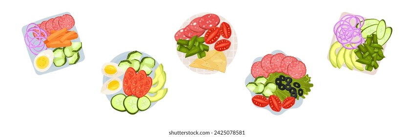 Verduras cortadas y cortadas en rebanadas, nueces y queso servido en la placa superior Ver Vector Set