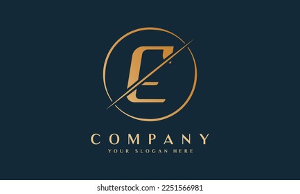 E-Logo mit geschnittenem Buchstaben mit Circle-Form. Letter E Luxury Logo Vorlage in goldener Farbe. Wunderschönes Design für Luxusfirmen Branding.