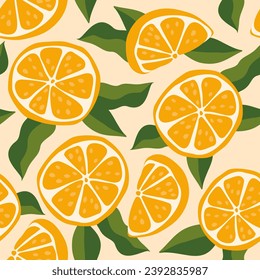 Geschnittene Orangen, verstreut auf dem Hintergrund mit grünen Blättern. endloser Zitrushintergrund.