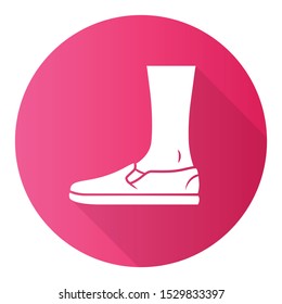 Se desliza sobre el diseño plano rosado largo de la sombra icono de glifo. Diseño elegante de calzado para hombres y mujeres. Apartamento informal Unisex, modernos zapatos cómodos de tela. Moda masculina y femenina. Ilustración de silueta vectorial