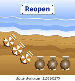 Abgefahrene Meeresküste. Blaue Wellen und goldener Sand. Strandzubehör. Regenschirme und Handtücher direkt am Meer. Sommerurlaub auf See. Strandöffnung. Öffnen Sie den Text auf dem Namensschild erneut. Draufsicht. Urlaub am Meer. 