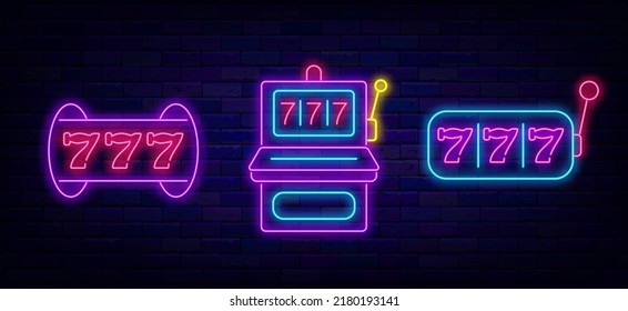 Stecken Sie die Neonsymbol-Kollektion der Maschine ein. Jackpot-Schild mit sieben Zeichen. Casino-Label. Glücksspiel-Symbol Helles Logo-Set. Vektorgrafik