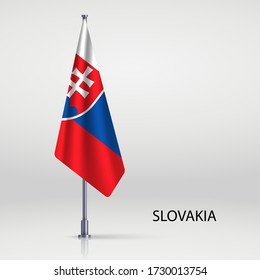 Eslovaquia colgando la bandera en el asta