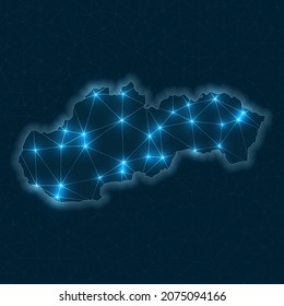 Mapa de red de Eslovaquia. Mapa geométrico abstracto del país. Conexiones digitales y diseño de telecomunicaciones. Red de Internet brillante. Ilustración vectorial vibrante.