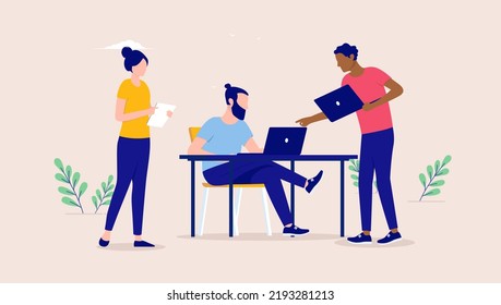 Pequeño equipo de trabajo - Personas que cooperan en la oficina trabajando en computadoras. Ilustración vectorial de diseño plano