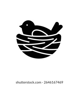 Aninhamento de pássaros pequenos para a cena da natureza tranquila