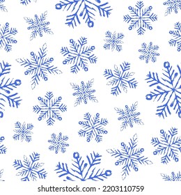 Pequeños copos de nieve lineales con contorno de tinta azul aislados sobre fondo blanco. La Navidad monocroma y muy simple es un patrón sin fisuras. Dibujo gráfico plano vectorial simple a mano. Textura.