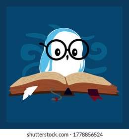 Un pequeño búho azul con gafas está leyendo un gran libro abierto sobre un fondo azul oscuro. Concepto de educación